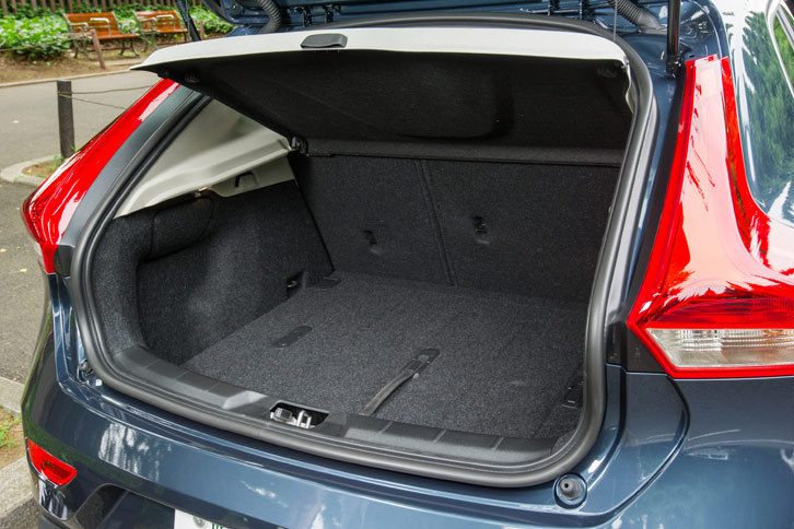 ラゲッジルームまわりについては大きな変更はない。全グレードにトノカバーや可動式のフロアボードが標準装備される。