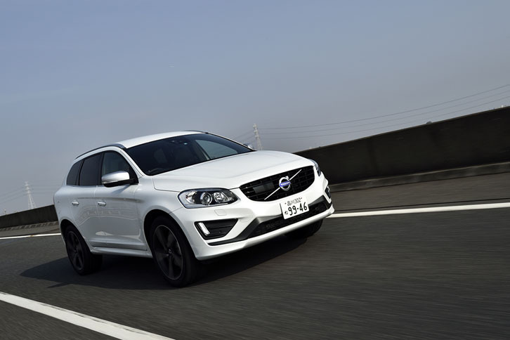 高速道路を行く「XC60 T6 AWD R-DESIGN」。3500rpm以下ではスーパーチャージャー（ルーツ式）が作動。40.8kgmのピークトルクを2100rpmから4500rpmの間で維持する。