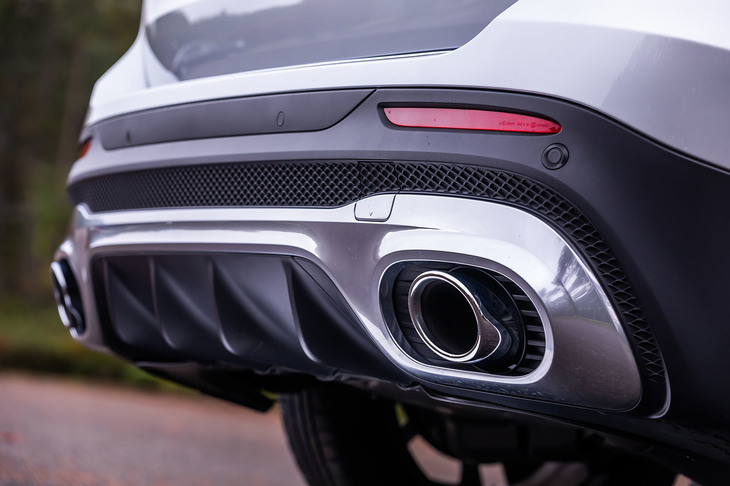 左右に振り分けられたエキゾーストパイプを装備する「AMG GLB35 4MATIC」。選択されたドライブモードによって、エキゾーストサウンドの音質やボリュームが変わる。