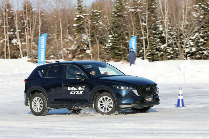 まずはアイスコースで「オブザーブ ギズ3」の実力をチェック。このタイヤでは、新素材の高密着ゲルとポリマーを用いることで、氷上性能の向上が図られている。
