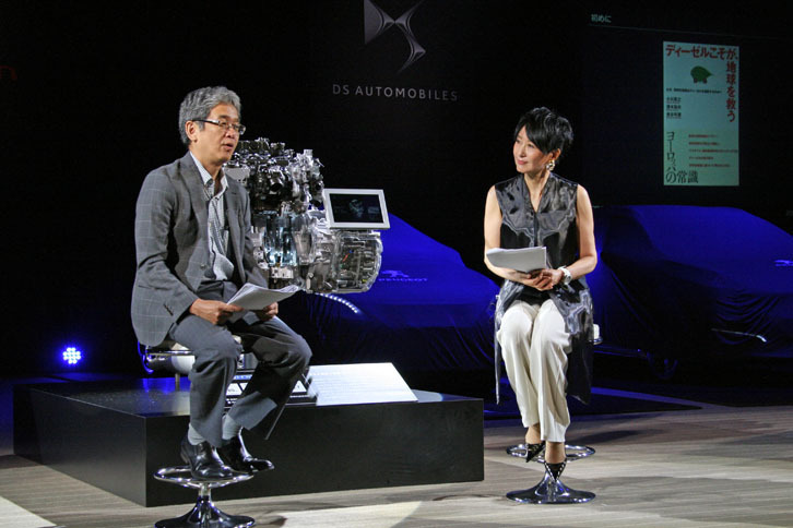 カンファレンスでは、北海道大学大学院工学研究院教授の小川英之氏（左）と、キャスターの吉川美代子氏（右）のトークショーが催された。