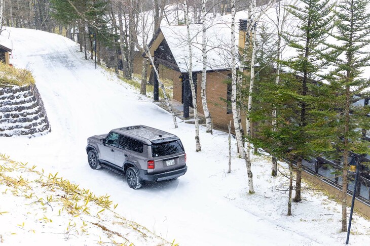 別荘地と幹線道路をつなぐ、スロープ状の小道。クルマを降りて確かめてみたら、スケートリンクのようにつるつるしていて血の気がうせた。スタッドレスタイヤと、電子制御の進化に感謝である。