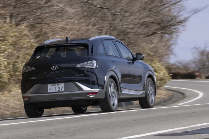 ヘッドランプに合わせてリアコンビランプも三角形を採用。宝石をイメージしたというインナーレンズを使っている。