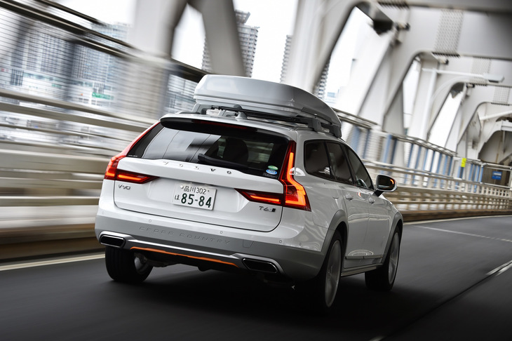 足まわりでは、電子制御式リア・エアサスペンションがシャシーコントロールシステムとともに装備されている。