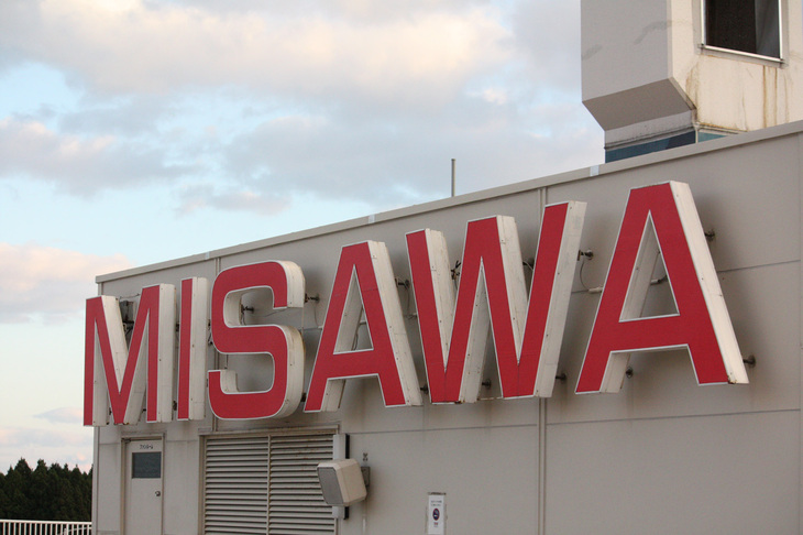 青森県の三沢基地。「F-35A」や「T-4練習機」「E-2D／E-2E早期警戒機」などが配備されている。航空自衛隊と米軍、そして民間航空会社の三者が使用する日本で唯一の飛行場。
