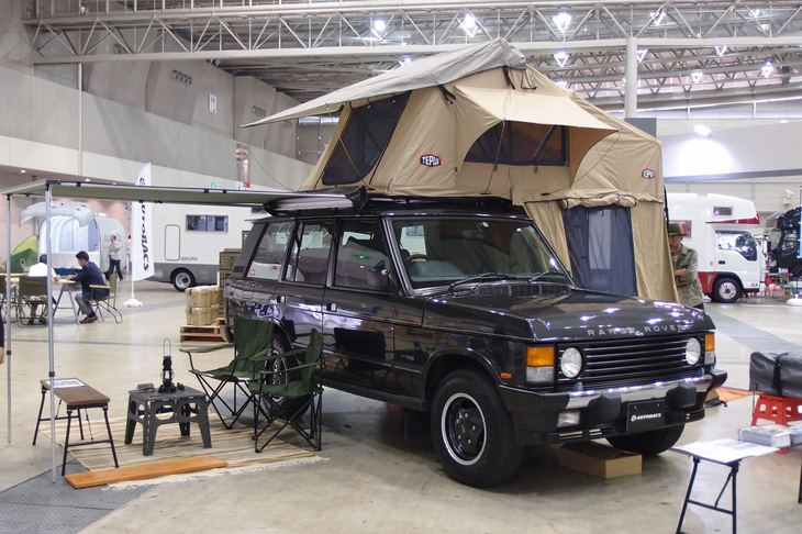 別の角度から見た「テプイ」。ルーフトップテントのメリットとしては、「設営が簡単なこと」と、（地面から離れているため）「猛獣に襲われにくいこと」が挙げられるという。