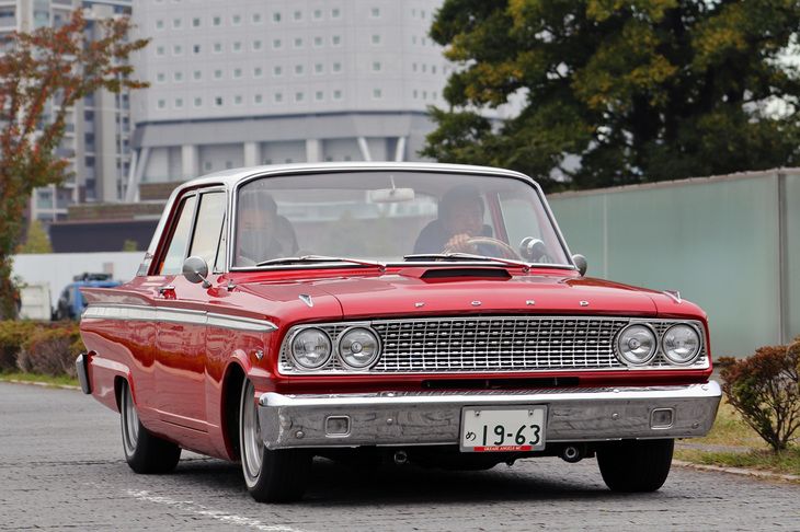 1963年「フォード・フェアレーン500」。インターミディエート（中間サイズ）のモデルで、この個体はかつてアメリカ人が好きだった2ドアセダンである。