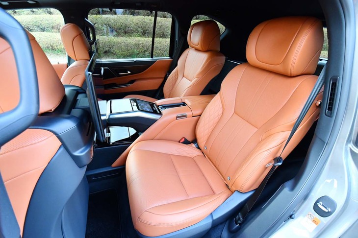 レクサスLX600“エグゼクティブ”（独立2座の専用リアパワーシート）