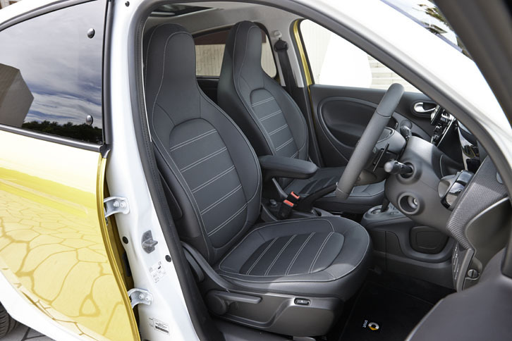 「フォーフォー ターボ」の前席。インテリア前半は、「フォーツーカブリオ ターボ リミテッド」と変わらない。