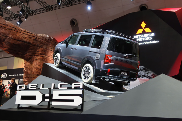 「デリカD：5」の展示車両はすべてプロトタイプ。2025年10月30日に注文受け付けが開始され、今冬発売される予定となっている。