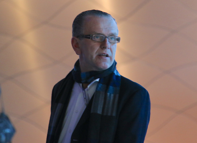 かつて「アウディTT」をデザインし、キアのデザイン責任者から社長に就任して話題をよんだペーター・シュライヤー氏。いつもスカーフやマフラーがトレードマークになっていて、今回はこんな感じ。人混みの中でも識別しやすいので、これからも継続希望。