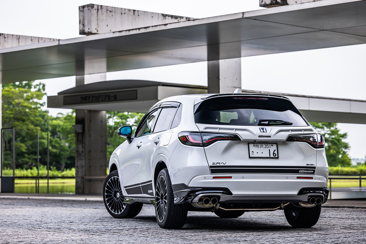 フロントやサイド、リアの「アンダースポイラー」、「テールゲートガーニッシュ」、「ガーニーフラップ」、各部のデカール、19インチアルミホイールなどでカスタマイズされた無限の「ZR-V」。