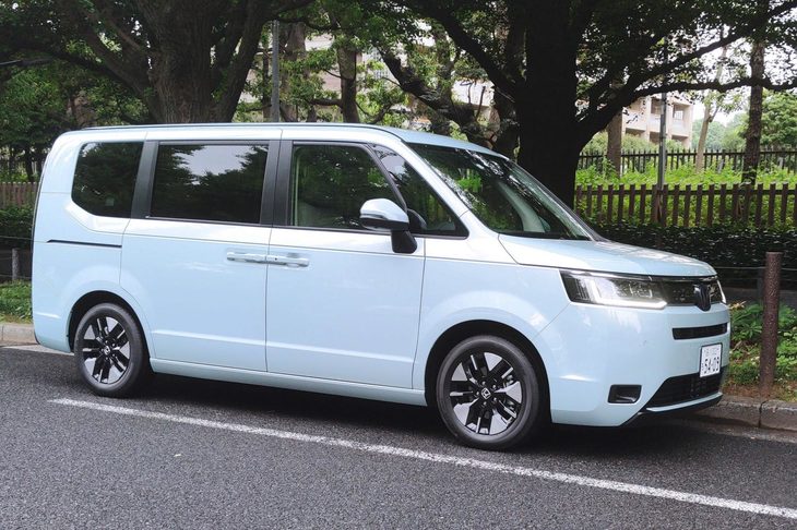 試乗は主に都内の一般道と首都高速道路で行った。写真は筆者が2台目に試乗したハイブリッドモデルの「e：HEVエアー」。（写真：筆者撮影）