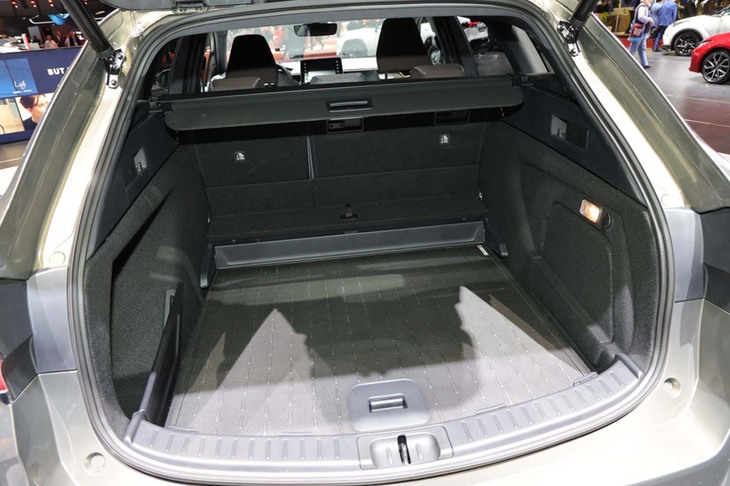 トヨタ・カローラ トレック ハイブリッド（ラゲッジルーム）