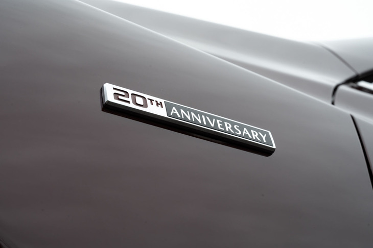 フロントフェンダーには「20TH ANNIVERSARY」のバッジが貼られる。