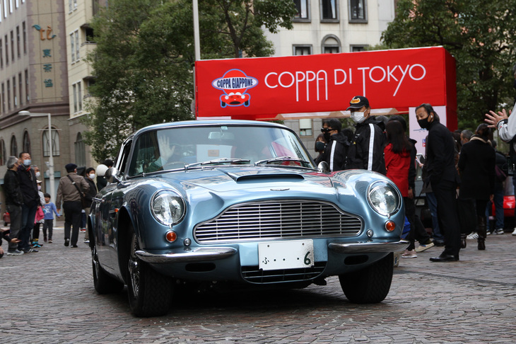 ライトブルーメタリックのボディーカラーが美しい1971年「アストンマーティンDB6 Mk2」。