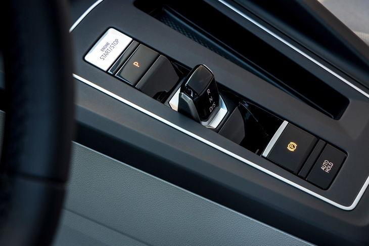 今回の新型より、DSGのシフトセレクターは機械的にトランスミッションとつながったシフトレバーから、バイワイヤ式のコントローラーに変更された。