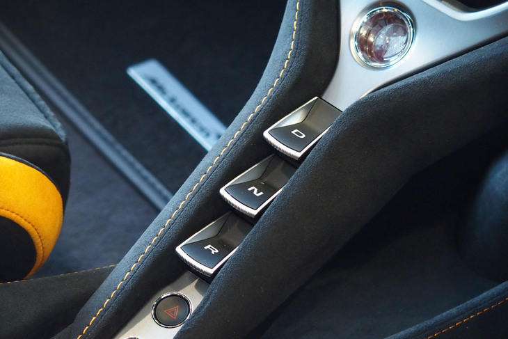 マクラーレン750S（シフトセレクター）