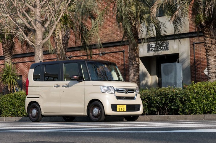 ブラウンルーフのツートンカラーをチョイスできるのは「コーディネートスタイル」のみ。ドアミラーもブラウンでコーディネートされるほか、ドアハンドルはシルバーが組み合わされる。