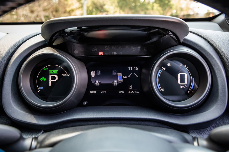 メーターは双眼鏡をモチーフとしたユニークな形状で、左右に分かれたデジタル表示部の中央に4.2インチサイズの液晶パネルが配置される。メーターに表示される内容やデザインは標準仕様車と同じものになっている。