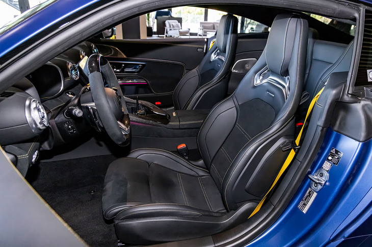 ブラックでコーディネートされた「AMG GT63 S Eパフォーマンス クーペ」のインテリア。シートのステッチやシートベルトにはイエローの差し色が用いられている。キャビンは2人乗りが標準で、後席（写真）はオプション装備となる。