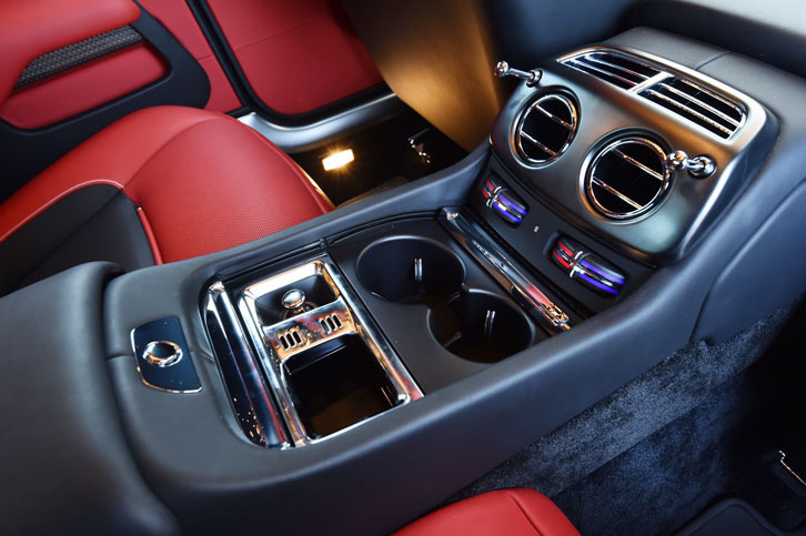 後席用のセンターコンソール。エアコンのスイッチやカップホルダー、アッシュトレイが整然と並ぶ。