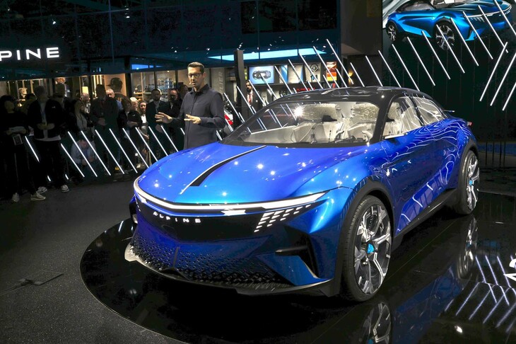 パリモーターショーに出展された各社の展示車両を紹介。まずはアルピーヌの「A390_β」。ファストバックの5ドアEVで、タイヤの間で駆動力を最適に制御するアクティブトルクベクタリングが、コーナーでのダイナミクスを向上させる。量産型は、2025年からアルピーヌの本拠地ディエップで生産される。