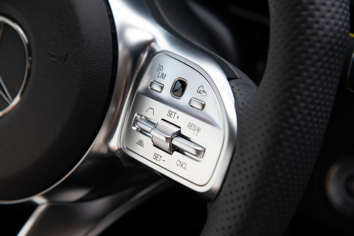 ステアリングホイールには、表面を上下左右になでたり、押し込んだりすることで、メーターの表示などを操作できるタッチ式のコントロールボタンが配されている。写真の黒いボタンがそれだ。