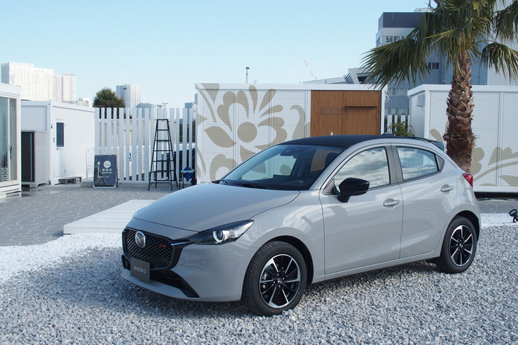 マツダ2 XDスポルト＋（海外仕様車のフロントビュー）