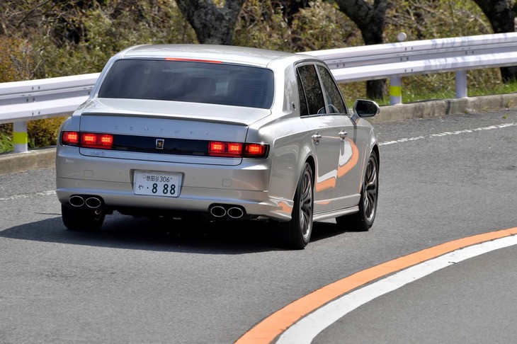 
	【TOM'Sセンチュリーのスペック】
	ボディーサイズ：全長×全幅×全高＝5375×1930×1505mm／ホイールベース：3090mm／車重：2370kg／駆動方式：FR／エンジン：5リッターV8 DOHC 32バルブ／モーター：交流同期電動機／トランスミッション：CVT／エンジン最高出力：381PS（280kW）/6200rpm／エンジン最大トルク：510N・m（52.0kgf・m）/4000rpm／モーター最高出力：224PS（165kW）／モーター最大トルク：300N・m（30.6kgf・m）／システム最高出力：431PS（317kW）／タイヤ：（前）245/45R19 98W／（後）245/45R19 98W（ブリヂストン・レグノGR-XII）／燃費：--km/リッター／価格：3097万6000円
	
	【取材時の燃費データ】
	テスト距離： 270.0km（市街地1：高速道路8：山岳路1）／使用燃料：29.1リッター（ハイオクガソリン）／参考燃費：9.3km/リッター（満タン法）、9.5km/リッター（車載燃費計計測値）
	