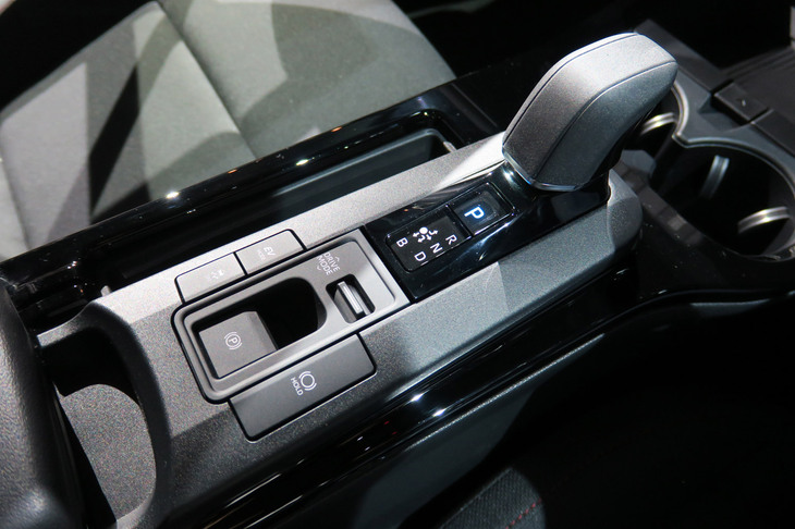 トヨタ・プリウス2.0L HEVプロトタイプ（センターコンソール＆シフトセレクター）