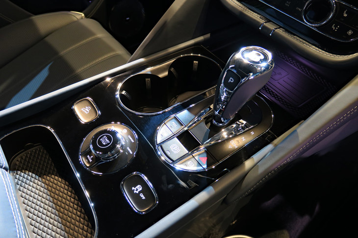 ベントレー・ベンテイガ ハイブリッド（センターコンソール）