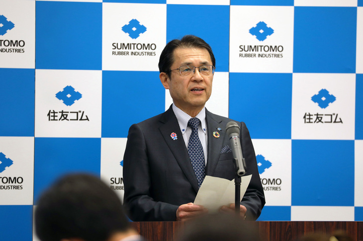記者発表会にて、「水素をつくる、使うの二刀流でやっていく」と語る住友ゴム工業の山本 悟社長。