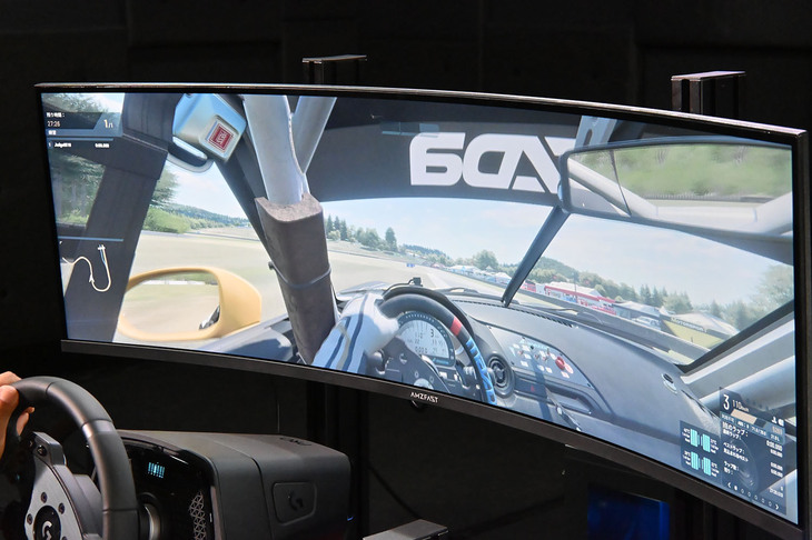 山野選手がドライブ中のスクリーンの様子。コース際に生えた芝の描写などもお気に入りだとか。