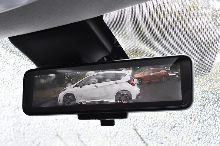「G」グレードには、カメラを使って後方の映像を映し出す「インテリジェント ルームミラー」が標準で備わる。