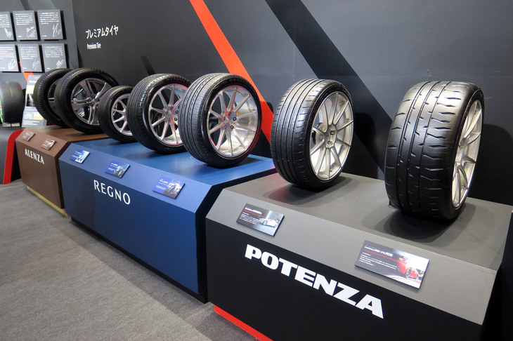 各ブランドの最新ラインナップの展示コーナー。