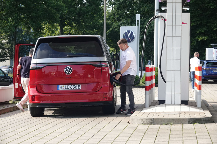 ドイツでは、アウトバーンのサービスエリアや街のあちこちに、ガソリンスタンドをリノベートした充電設備が置かれている。今回行った充電では、エンプティーから80％まで15分程度でチャージできた。