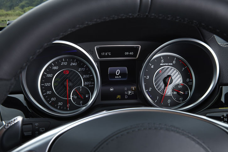 メーターはアナログタイプの2眼式。中央に、車両情報や運転支援システムの作動状況などを示す液晶画面がレイアウトされる。