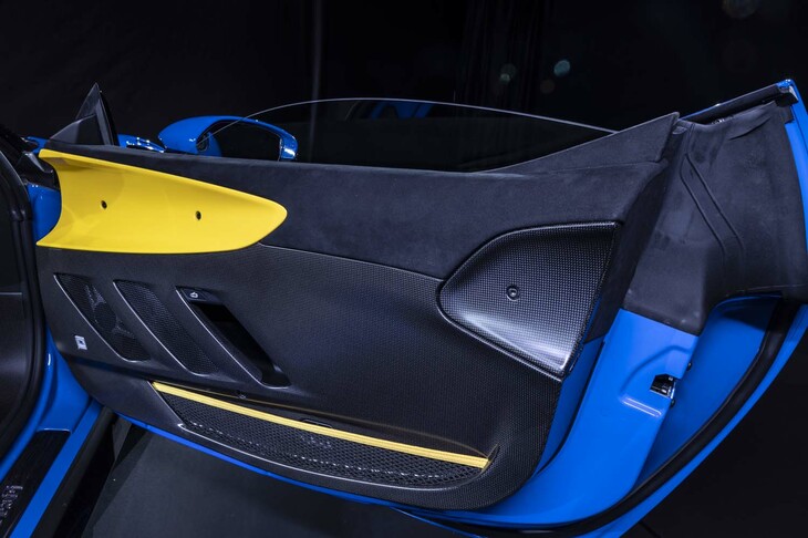 フェラーリSF90 XXスパイダー（助手席側ドアのインナーパネル）