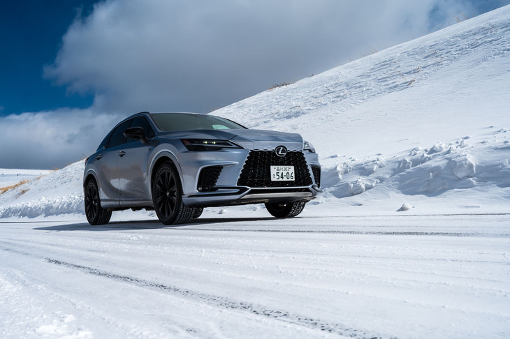 「RX500h“Fスポーツ パフォーマンス”」は2.4リッター4気筒ターボエンジンを核としたハイブリッドパワートレインを搭載。リアの独立モーターも合わせたシステム全体で最高出力371PSを発生する。