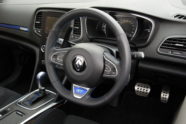 「GT」グレードに装備されるナパレザーのステアリングホイール。ルノーによると「4コントロール」の採用はドライバーの負担低減にも寄与しており、特にワインディングロードでは、ステアリングの操作量は4割ほど低減されるという。