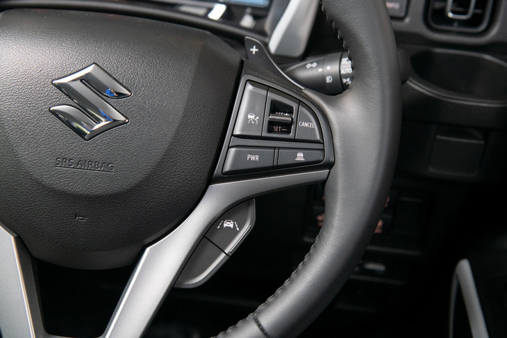 ステアリングホイールに備わるアダプティブクルーズコントロールのスイッチ類。一時的にマイルドハイブリッド機構のパワーを高める「パワーモード」の追加も、新型「ハスラー」のトピックである（ターボ車のみ）。