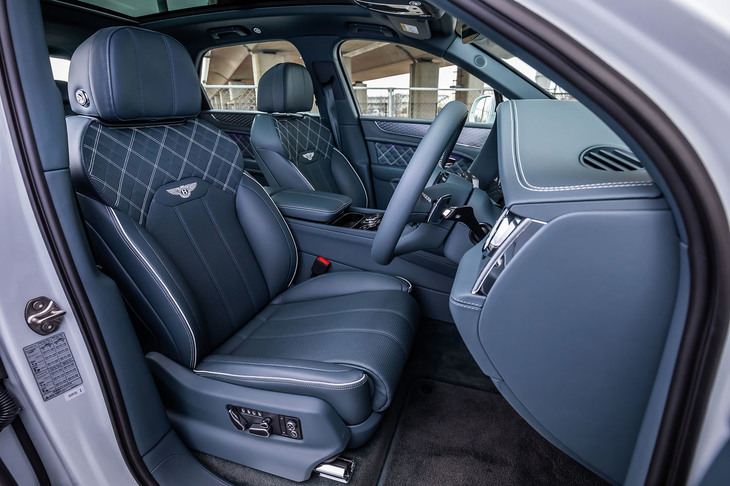 「ファーストエディション」のシートには、ダイヤモンドキルティングの専用コントラストステッチや「ウイングドBエンブレム」の刺しゅうが施される。刺しゅうのデザインは、「FIRST EDITION」のロゴも選択できる。