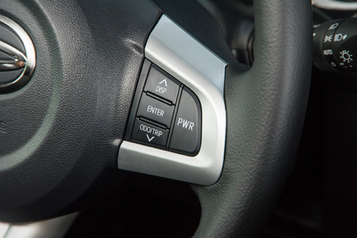 ステアリングホイールの右スポークには、エンジンのスロットル開度を上げ、回転数を高めに保つパワーモードスイッチが備わる。