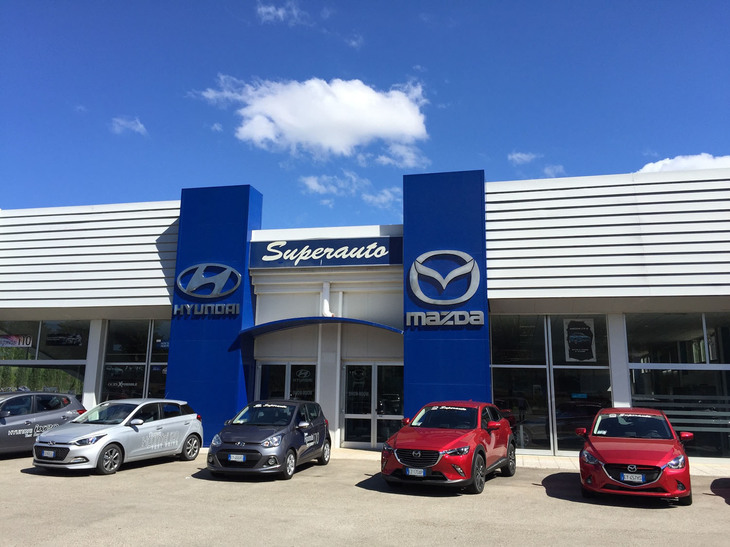 同じ店を2016年に撮影したもの。併売しているマツダのカラーも当時はブルーであった。