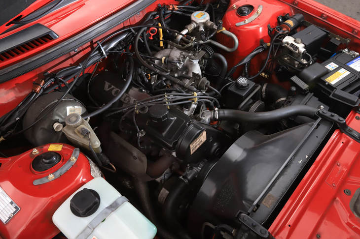 試乗車に搭載されていた、「B230F」型2316cc直4 SOHCエンジン。燃料噴射装置はボッシュの電気式インジェクション「LHジェトロニック」で、115psの最高出力と185Nmの最大トルクを発生した。