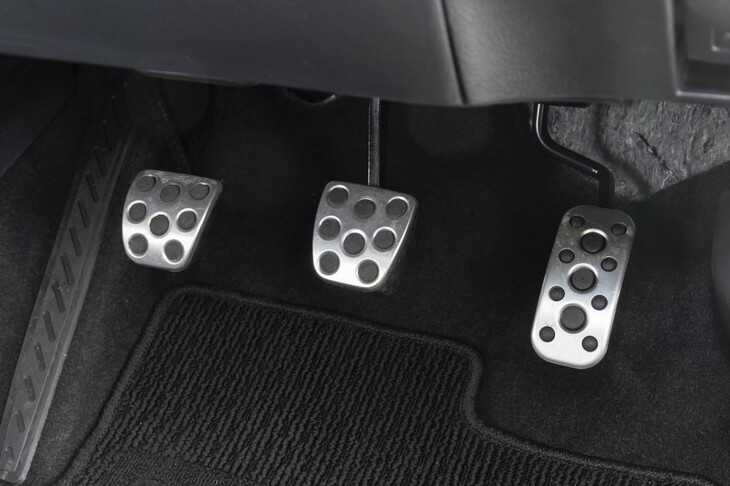 ペダルはアルミ製。クラッチは重いが、つながりが分かりやすくエンジン自体が大トルクのため渋滞でもつらくはなかった。