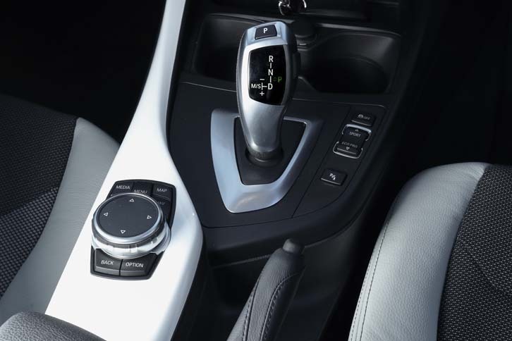 トランスミッションは8段ATを採用する。シフトセレクターの右には走行モード切り替えスイッチが、左下にはインフォテインメントシステムの操作スイッチが備わる。