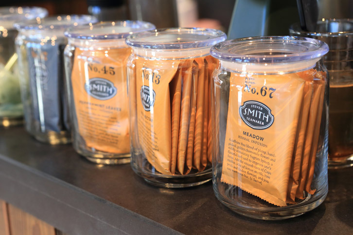 自身がコーヒー派なのでコーヒーの話ばかりしてしまったが、「ポディウムカフェ」ではもちろん紅茶もいただける。こちらはアメリカのブランド「スティーブン・スミス」のティーメーカー。