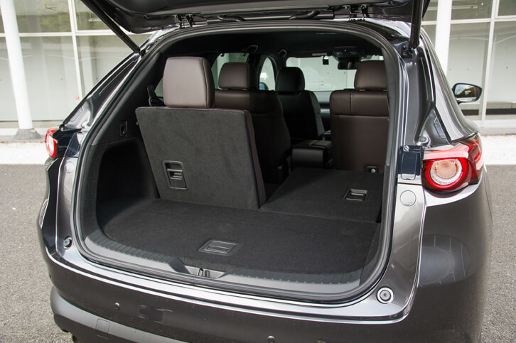 荷室容量は65リッターの床下収納を含め、3列目シートを起こした状態で239リッター、たたんだ状態で572リッター。床下収納を含め、全面に不織布が用いられている。